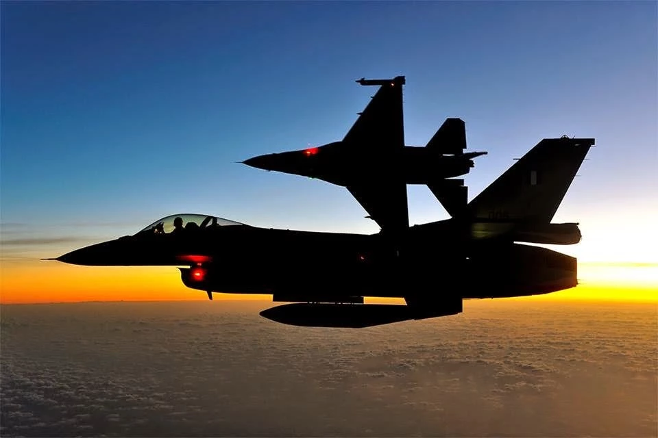 Ξαφνική ενεργοποίηση της ελληνικής αεράμυνας – Τουρκικά F-16 και ιπτάμενο ραντάρ εισέβαλαν τη νύχτα στο Αιγαίο – «Κλειδώθηκαν» από τα αντιαεροπορικά συστήματα έτοιμα για κατάρριψη